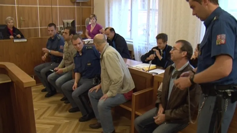 Muži obvinění z pašování heroinu před soudem