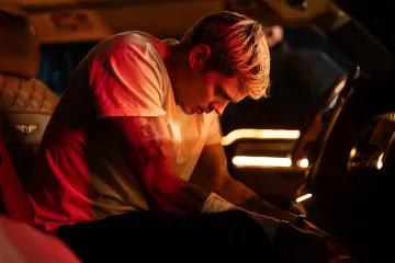 Prahu miluju, říká Bill Skarsgård. Tentokrát v ní uváznul při natáčení V pasti