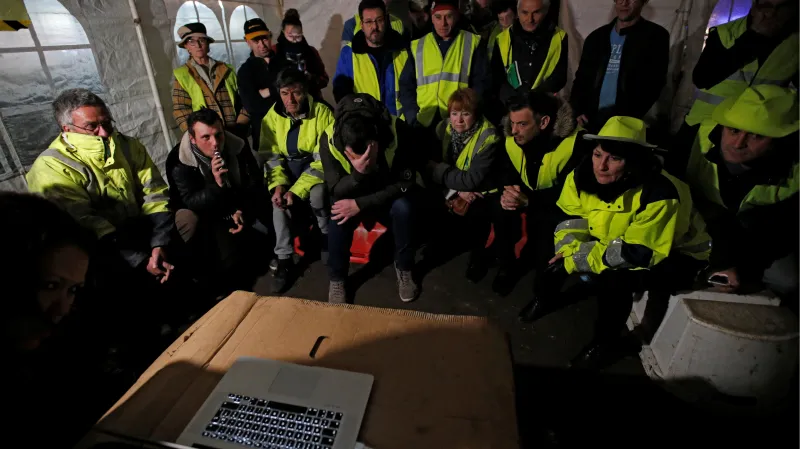 Tzv. žluté vesty poslouchají projev prezidenta Macrona