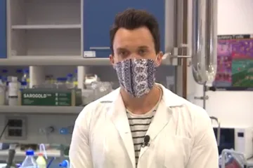 Ne všichni dobrovolníci šijí roušky. Ti v laboratořích pomáhají s testováním nebo vyvíjejí aplikace