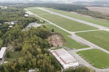 Průmyslová zóna na letišti Líně se má zmenšit. Dohodu s obcemi a státem stvrdili krajští zastupitelé