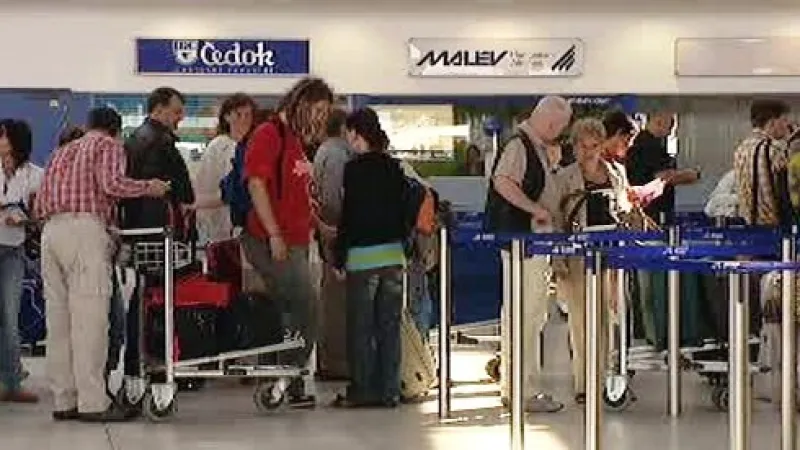 Turisté na letišti