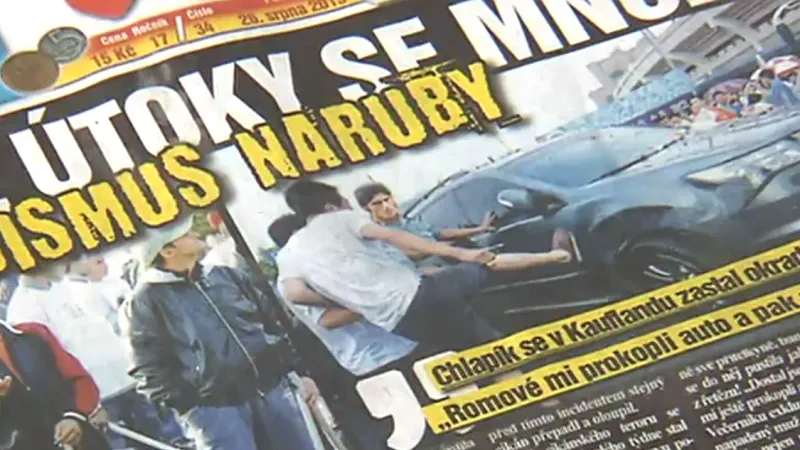 Článek o romském násilí s fotografií z Číny