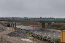 Most přes D1 u Měšína je hotov. Víc než půl roku byla obec kvůli jeho stavbě neprůjezdná