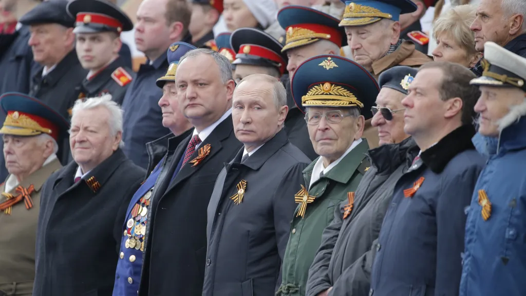 Moskevské přehlídce při oslavách Dne vítězství přihlíží i ruský prezident Vladimir Putin nebo ruský premiér Dmitrij Medvěděv