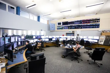Antihmota reaguje na gravitaci stejně jako hmota, uvedli vědci