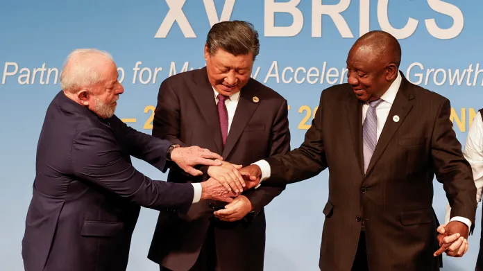 Brazilský prezident Luiz Inácio Lula da Silva, čínský prezident Si Ťin-pching a jihoafrický prezident Cyril Ramaphosa na summitu BRICS 2023 v jihoafrickém Johannesburgu 23. srpna 2023