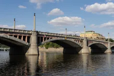 Mánesův most prochází diagnostikou, pro tramvaje i auta je až do neděle uzavřený