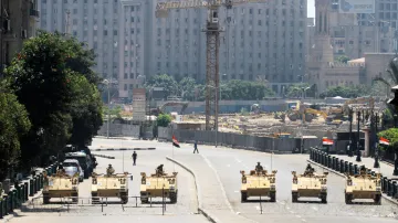 Egyptská armáda hlídá káhirské náměstí Tahrír