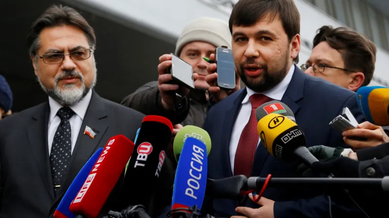 Vladislav Dějněgo (vlevo) a Denis Pušilin (vpravo) na letišti v Minsku