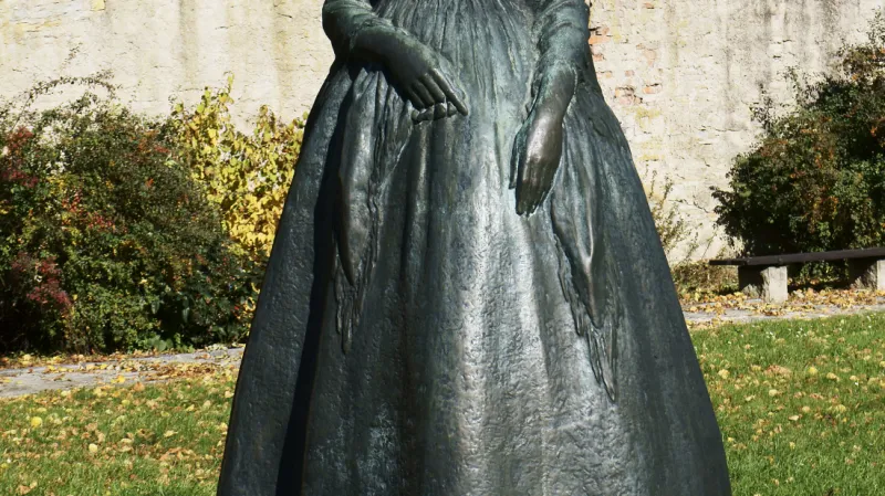 Socha Boženy Němcové v České Skalici