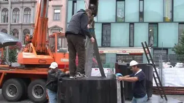 Dělníci instalují \"brněnský orloj\"