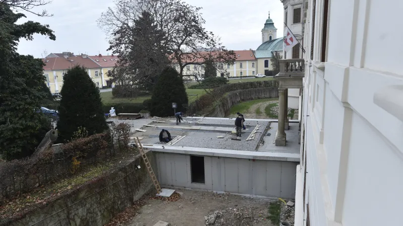 Skořepinová konstrukce památku ukrývá i chrání