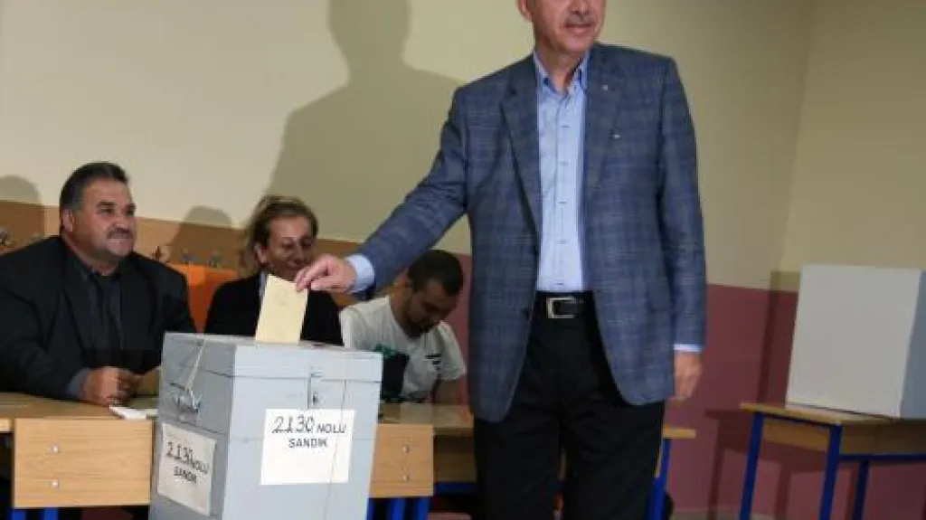 Premiér Erdogan hlasuje v referendu