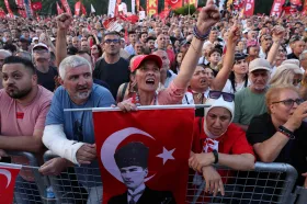 Istanbulem zmítají demonstrace vládních odpůrců i podporovatelů