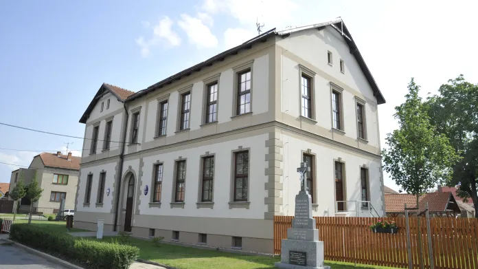 Zrekonstruovaná základní škola v Hruškách v roce 2018