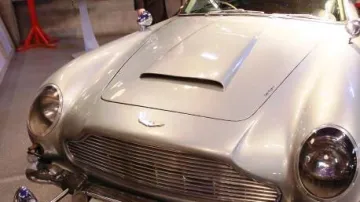 Aston Martin DB5 a jeho současný majitel Jerry Lee