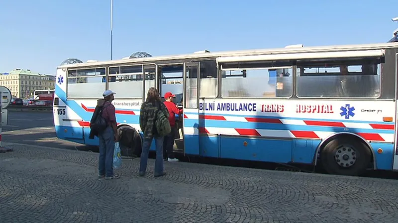 Autobus Drop Inu před Hlavním nádražím