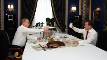 Putin s Medvěděvem na snídani