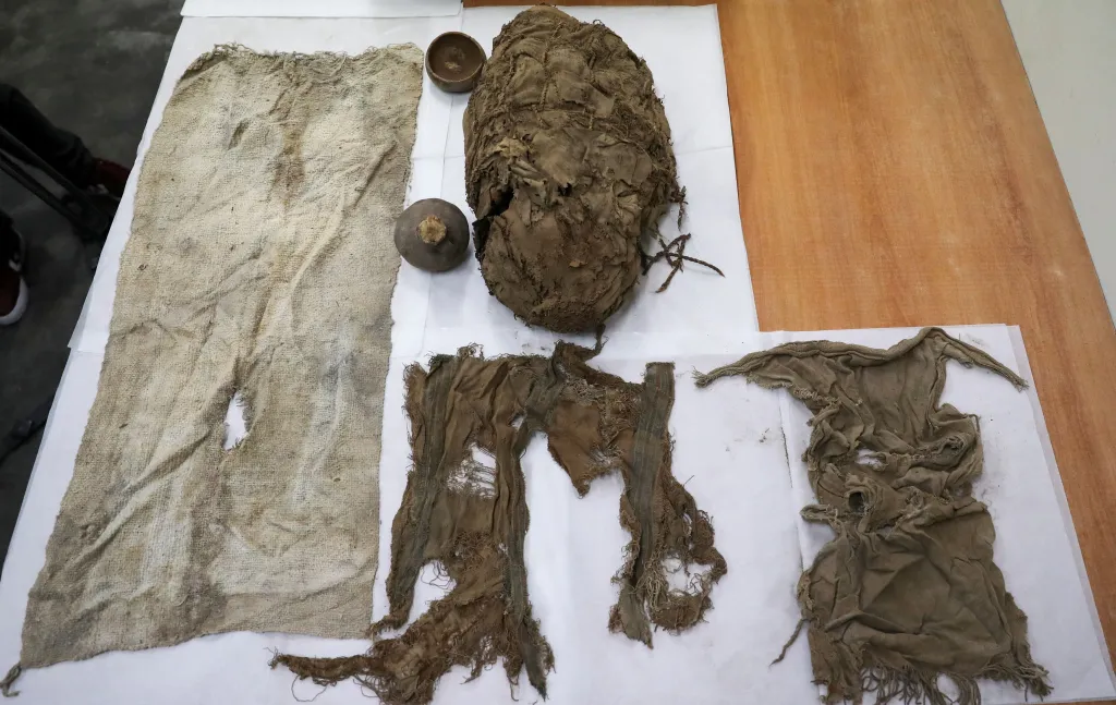 Peruánští archeologové odhalili veřejnosti dokonale zachovalou mumii. Pohřbena mohla být před 1200 lety