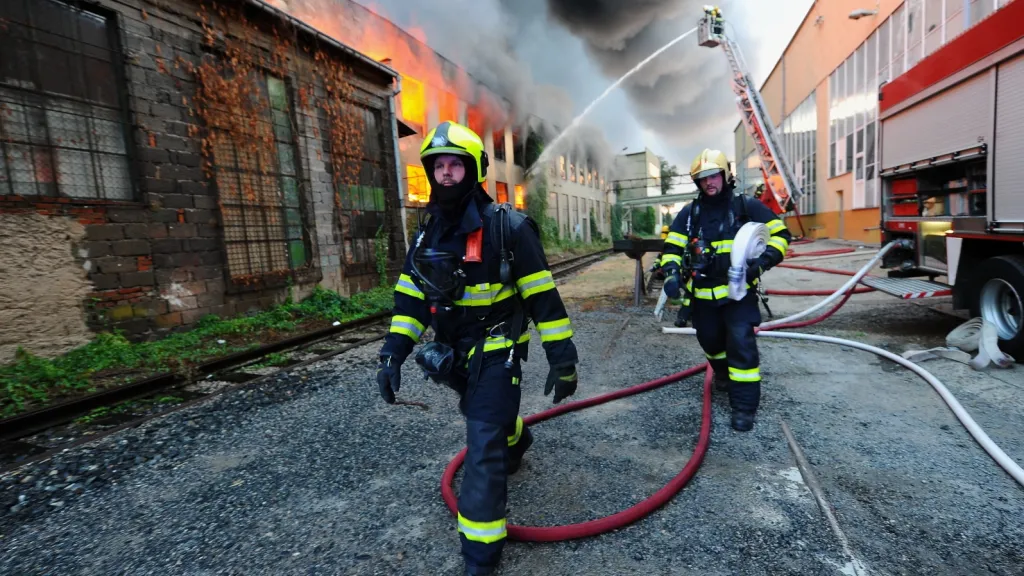 Hasiči dostali požár v neděli ráno pod kontrolu