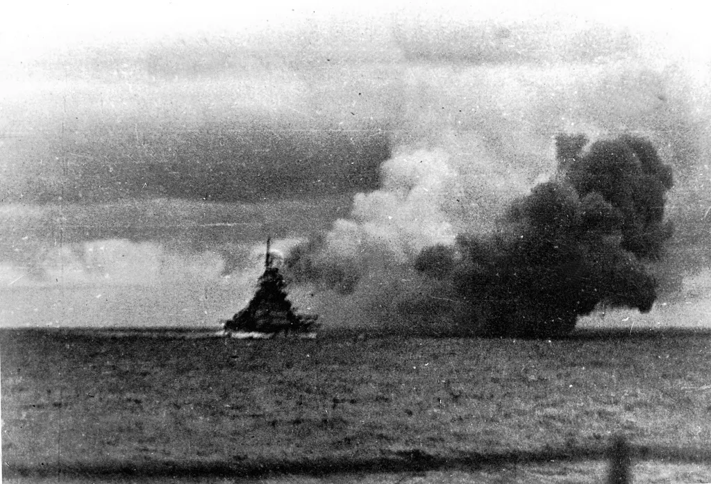 Dodnes se přitom vedou spory o přesnou příčinu Bismarckova potopení