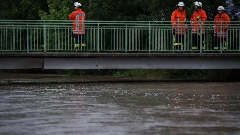 Hasiči v Hildesheimu kontrolují stoupající hladinu řeky Innerste