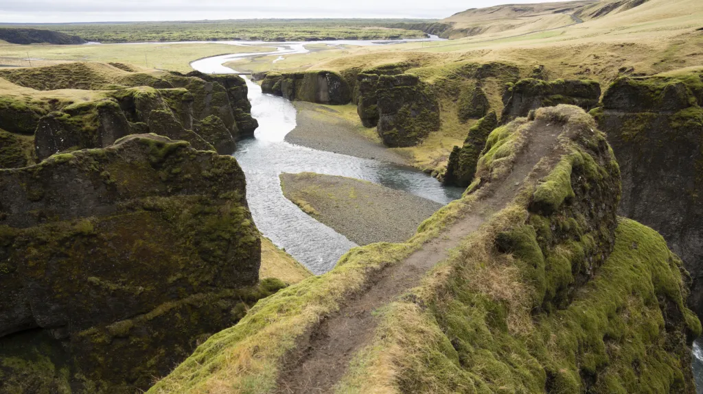 Islandský kaňon Fjadrárgljúfur