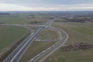 Staví se rekordní množství silnic, řidiči z toho budou mít užitek spíš až příští rok