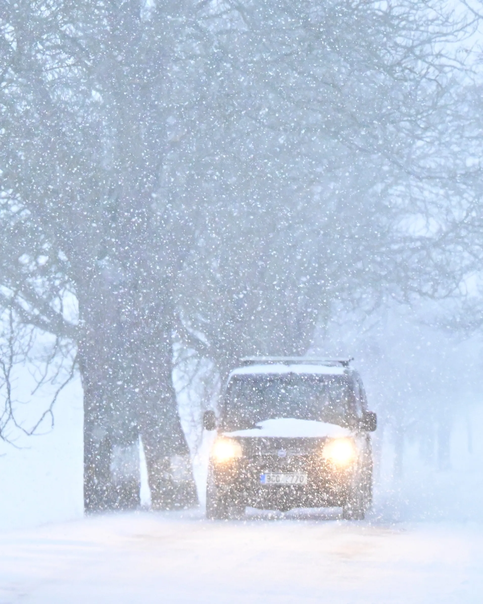 Silné sněžení zkomplikovalo dopravu, problémy byly na dálnicích i v Praze