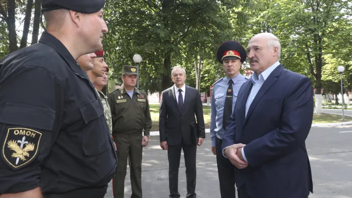 Běloruský prezident Alexander Lukašenko navštěvuje policii