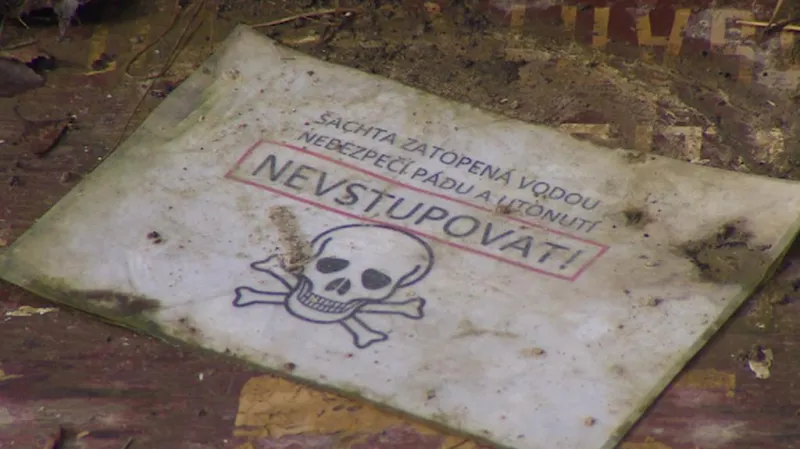 V podzemí továrny jsou šachty zaplněné vodou