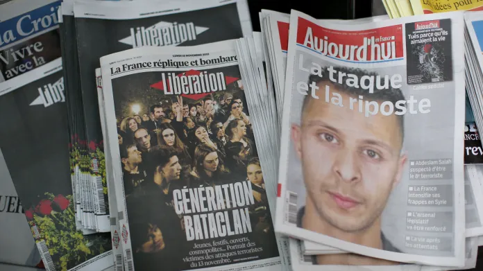 Titulní strany francouzských listů po atentátech v Paříži v listopadu 2015