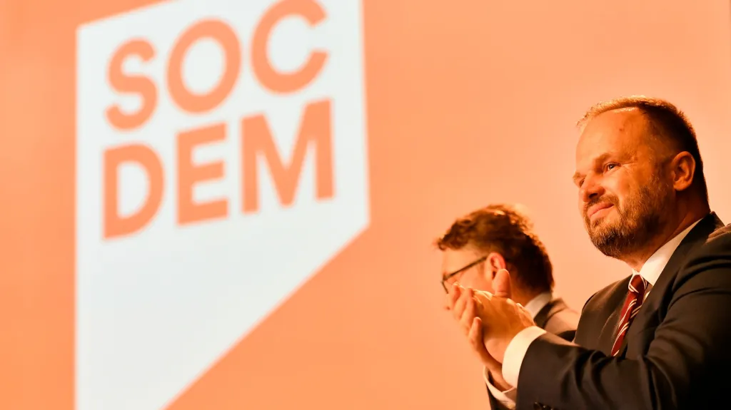 Předseda ČSSD Michal Šmarda s novým logem strany, která mění název na Sociální demokracii