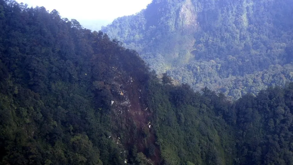 Trosky ruského letadla v Indonésii