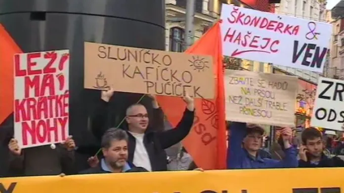 NO COMMENT: Demonstrace na podporu Bohuslava Sobotky