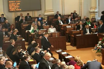 Poslanci se oklikou vrátili k novičoku. Opoziční kritika prezidenta zněla i bez zvláštní schůze