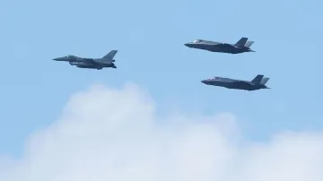 Polsko oficiálně převzalo své první stíhačky F-35, které pak proletěly nad centrem Varšavy