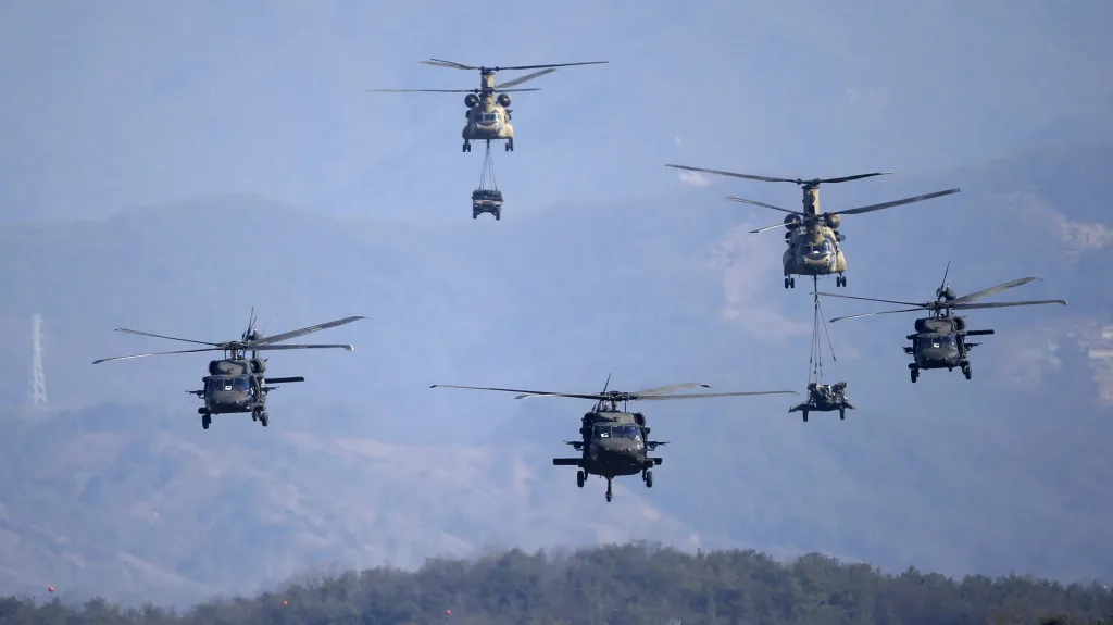 Cvičení obou armád v Pchočchonu v březnu 2015