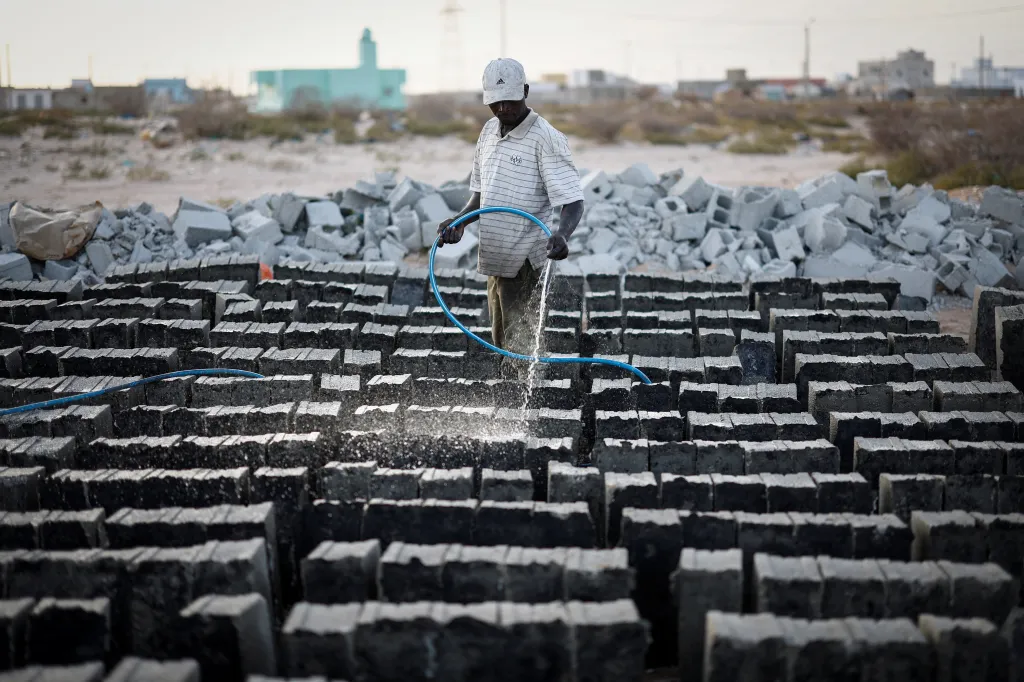 Moktar Diallo odešel z Mali v roce 2015 se snem dostat se do Evropy lodí z Mauritánie na španělské Kanárské ostrovy. O deset let později je Diallo uvězněn v Mauritánii, kde vyrábí cihly a snaží se vyhýbat policejním raziím, které výrazně omezily proud nelegálních plaveb ze země
