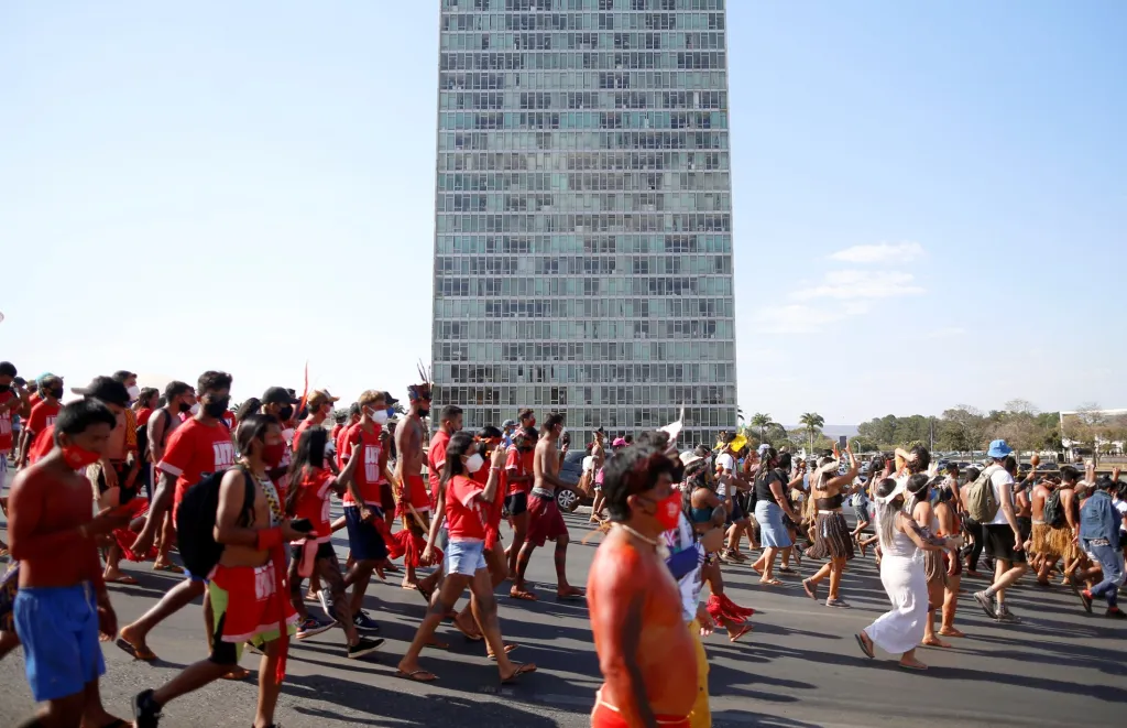 Ostatní území, na nichž nyní indiáni žijí, by se tak otevřela pro těžbu dřeva, nerostů a chov dobytka, což by znamenalo další kácení amazonského pralesa