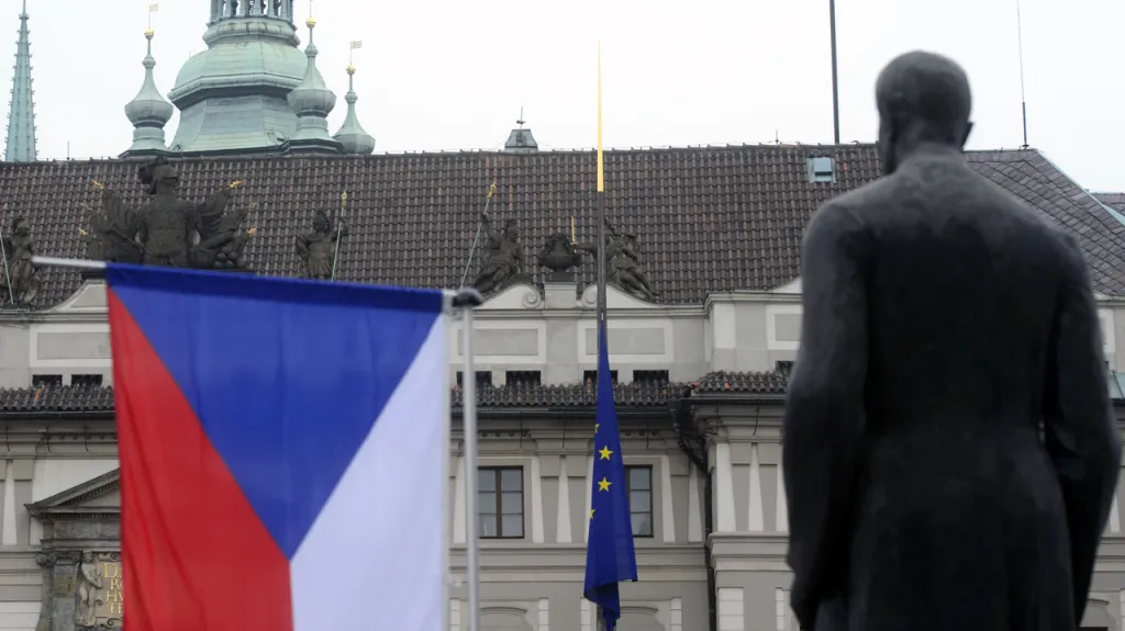 Vyvěšování vlajky EU nad Pražským hradem