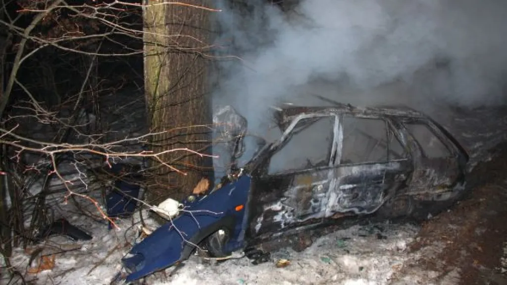 Auto po nárazu do stromu