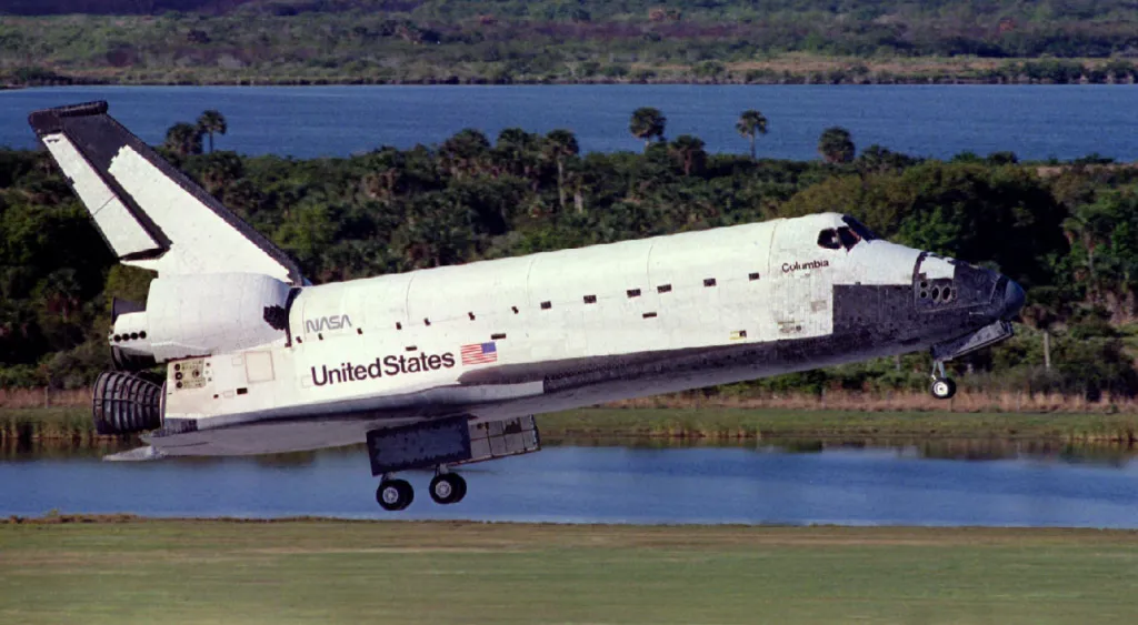 Columbia přistává v Kennedyho vesmírném středisku na Floridě v roce 1993
