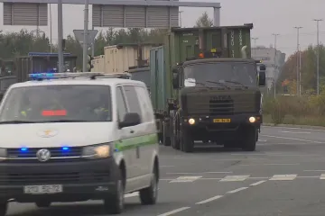 Konvoj s vojenskou polní nemocnicí dorazil do Prahy. V neděli přibylo přes pět tisíc nakažených