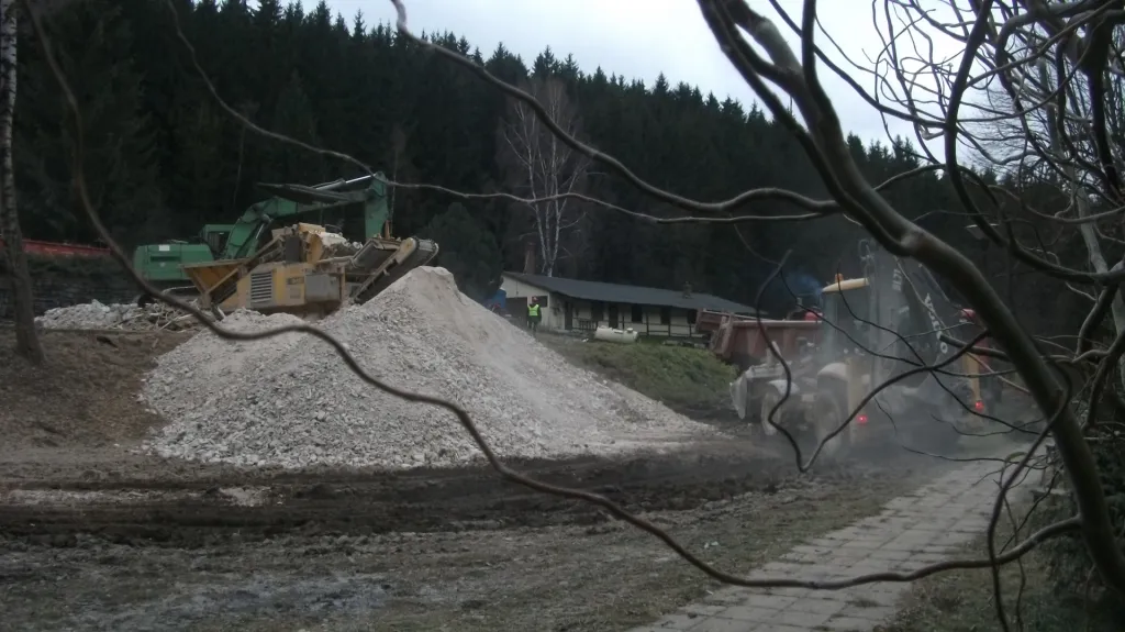 Demolice v bývalém rekreačním areálu Žalov