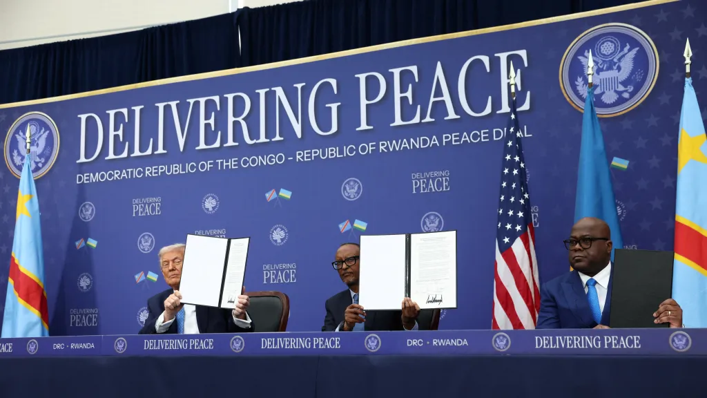 Americký prezident Donald Trump a prezidenti Rwandy Paul Kagame a Konga Félix Tshisekedi při podpisu mírové dohody (4. prosince 2025)