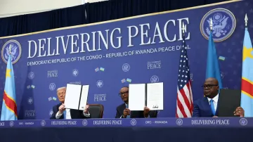 Americký prezident Donald Trump a prezidenti Rwandy Paul Kagame a Konga Félix Tshisekedi při podpisu mírové dohody (4. prosince 2025)