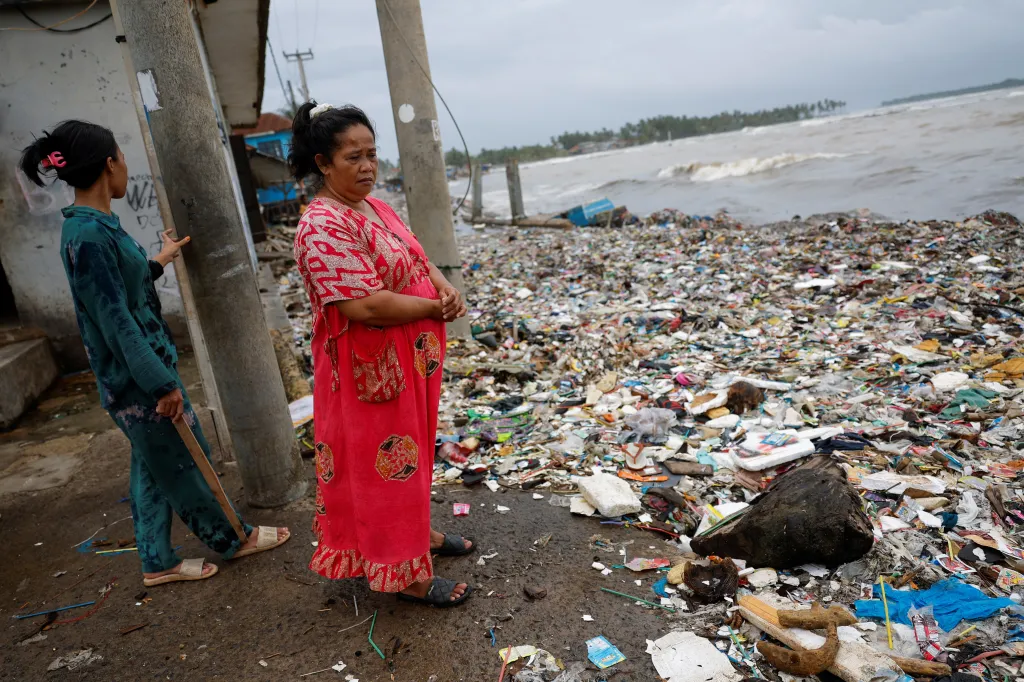 Místní obyvatelé problematiku odpadu nesou těžce, jelikož zásadně ovlivňuje jejich životní prostředí. Obyvatelka vesnice Solikah (vpravo) se při pohledu na hromady odpadků rozplakala