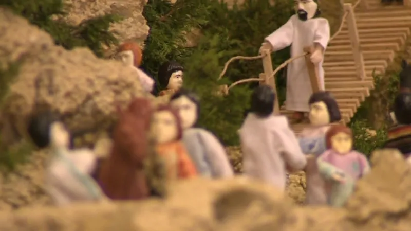 Mechanické jesličky skládá Miroslav Mužík